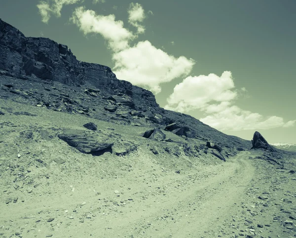 Tádžikistán. Pamír highway. Cesta do mraků. Tónovaný. — Stock fotografie