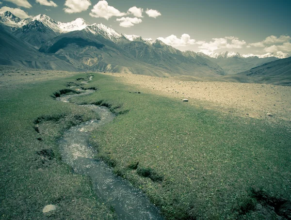 Tadżykistan. Górski potok płynie w dół z jałowej szczyty o — Zdjęcie stockowe