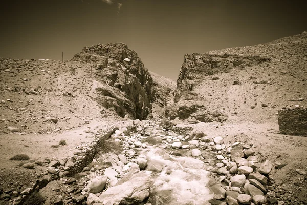 Tajiquistão. Corrente de montanha que desce o desfiladeiro com o bar — Fotografia de Stock