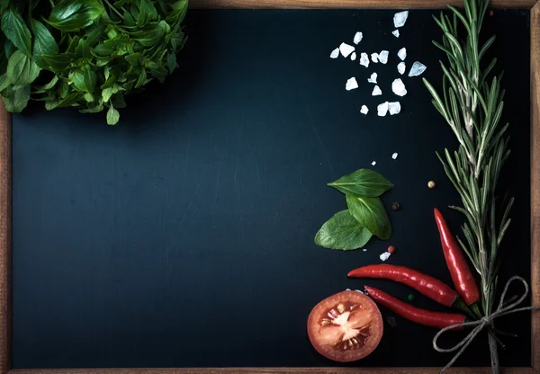 Byliny a koření. bazalka, červená paprika, sůl a rozmarýnem na blac — Stock fotografie