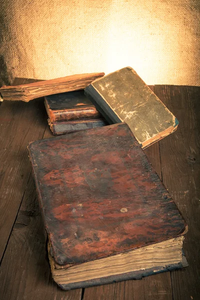 Oude boeken op een houten tafel — Stockfoto