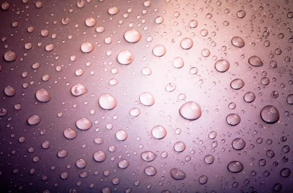 Gotas de agua en la superficie. Profundidad superficial del campo — Foto de Stock