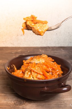 Havuç kahverengi bir seramik kase ve f ile marine edilmiş balık