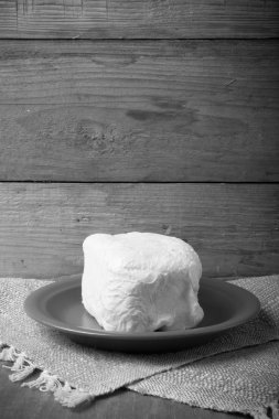 Büyük parça kumaş peçete tabakta üzerine tereyağı. Rustik hala lif