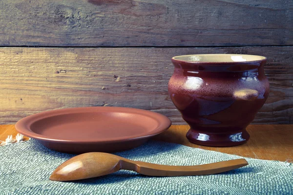 Rustic still life. Clay pot, spoon and plate on linen napkin. Wo — Stock Photo, Image