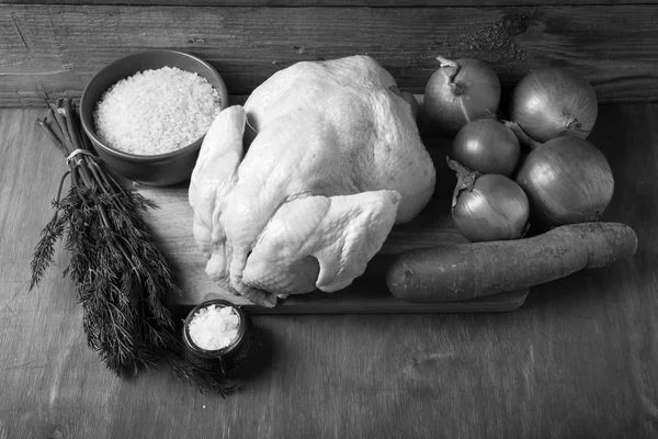 Frango cru inteiro, cebola, cenoura, endro, arroz, sal no bac de madeira — Fotografia de Stock