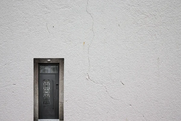 Porta metálica retro em uma parede rebocada leve — Fotografia de Stock