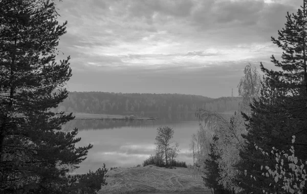 Danau di hutan dan awan yang indah. Lanskap. Toned — Stok Foto