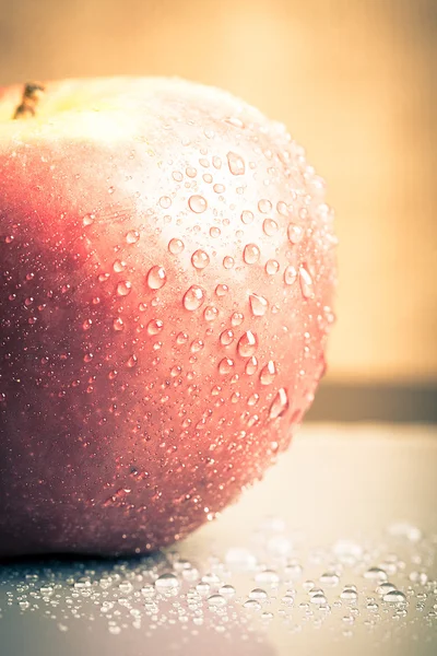 A maçã cai em uma superfície molhada. Profundidade de campo rasa — Fotografia de Stock