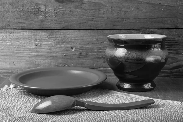 Rustic still life. Clay pot, spoon and plate on linen napkin. Wo — Stock Photo, Image