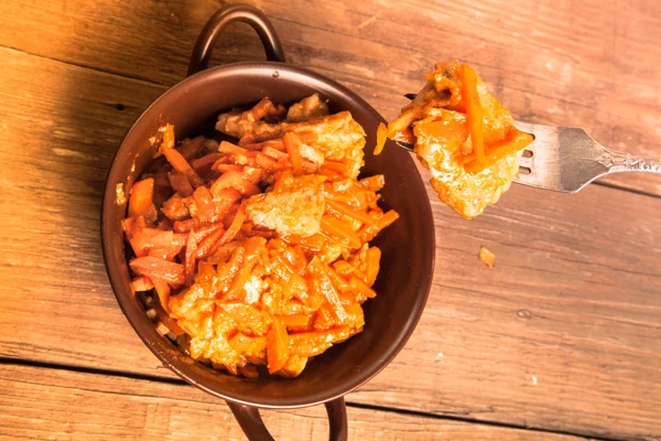 Рыба маринованная морковью в коричневой керамической миске и на f — стоковое фото