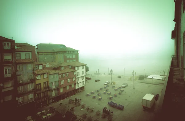 Vecchie case e un caffè all'aperto su un argine nebbioso del fiume. Porto — Foto Stock