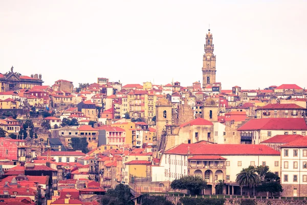 Heldere dag in de stad Porto. Old Town. Rode pannendaken van oude — Stockfoto