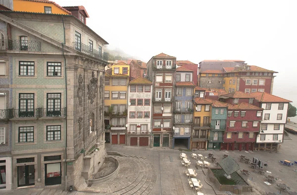 Eski evleri ve puslu nehir dolgu üzerinde açık bir kafe. Bağlantı noktası — Stok fotoğraf