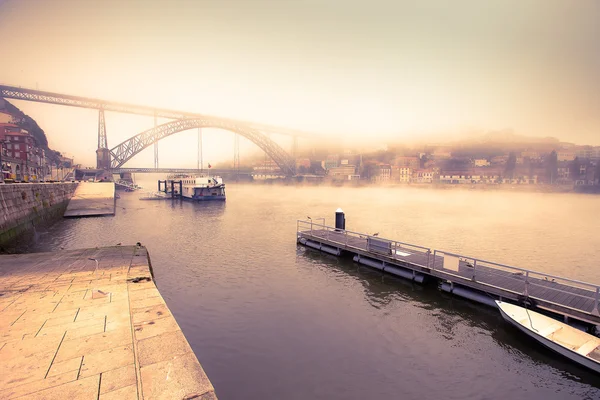 Pemandangan Sungai Douro dan jembatan logam Don Luis di Port — Stok Foto