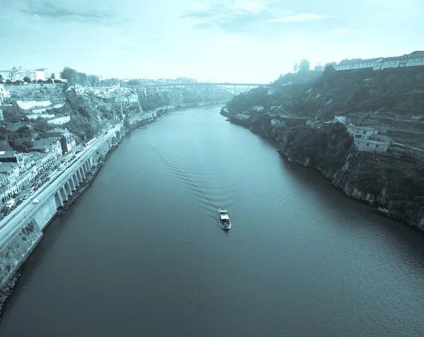 Uitzicht op de rivier Douro en waterzijde in de stad Porto. Su — Stockfoto