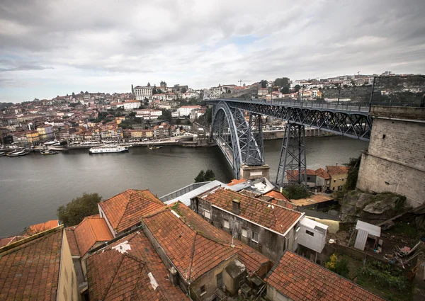 Red tiled roofs, metal bridge, old houses and the river Douro in — Stock Photo, Image