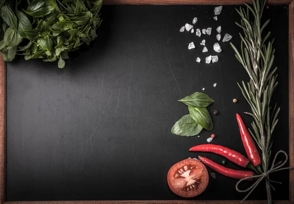 Byliny a koření. bazalka, červená paprika, sůl a rozmarýnem na blac — Stock fotografie