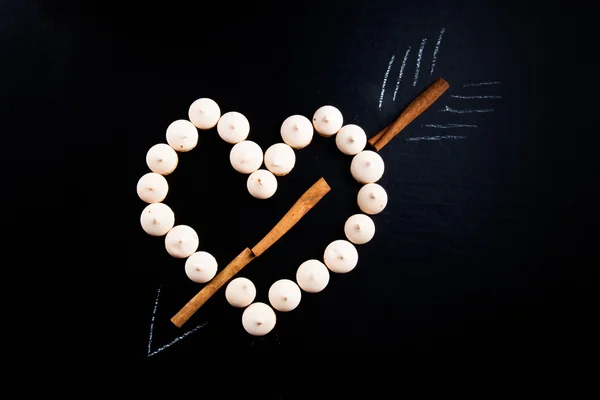 Kleine cookies gelegd in de vorm van hart met pijl en kaneel — Stockfoto