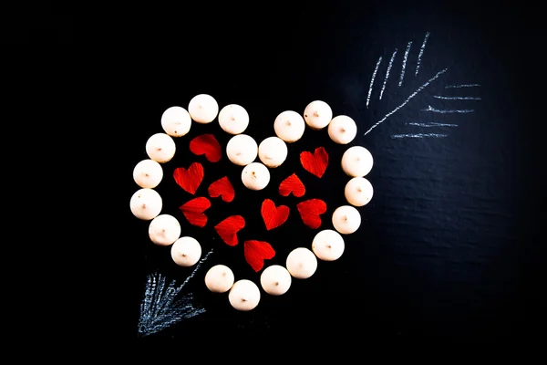 Small cookies laid in the shape of heart with arrow and paper he — Stock Photo, Image