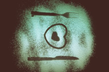 Çatal, bıçak ve un üzerinde siyah bir ba kalpler siluetleri