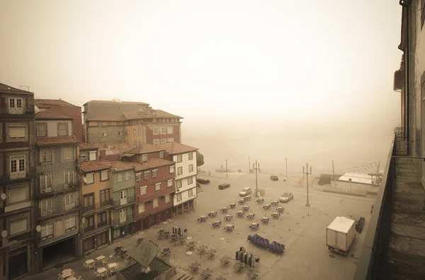 Casas antiguas y una cafetería al aire libre en un dique de río brumoso. Puertos — Foto de Stock