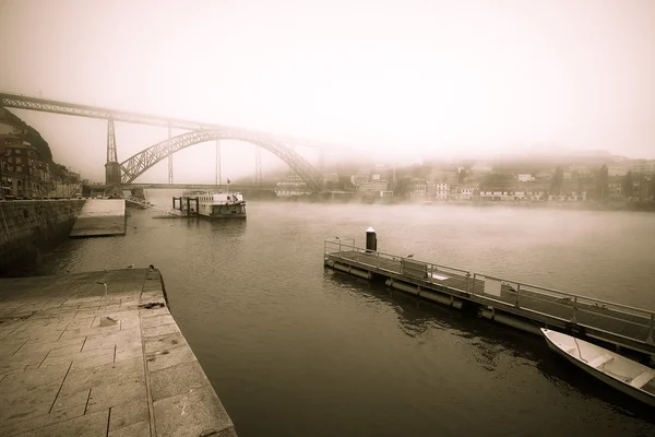 Pemandangan Sungai Douro dan jembatan logam Don Luis di Port — Stok Foto