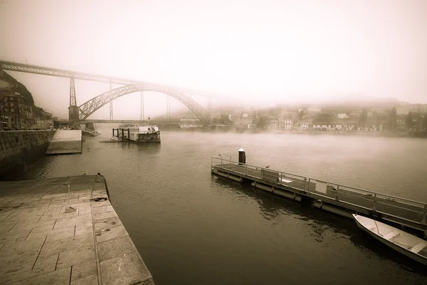 Blick auf den Fluss Douro und die Metallbrücke von Don Luis im Hafen — Stockfoto