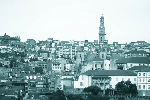 Heldere dag in de stad Porto. Old Town. Rode pannendaken van oude — Stockfoto