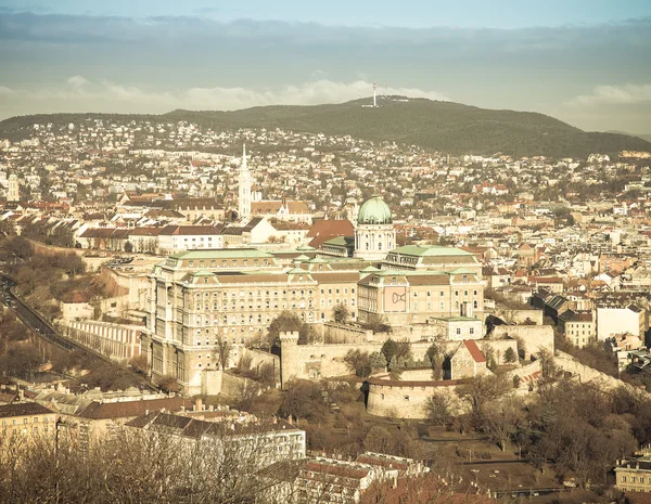 Vista sobre Budapeste a partir de Gellert Hill, Hungria. Casas, rio Danúbio — Fotografia de Stock