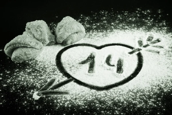 Desenhar um coração com uma seta na farinha e biscoitos para feliz — Fotografia de Stock