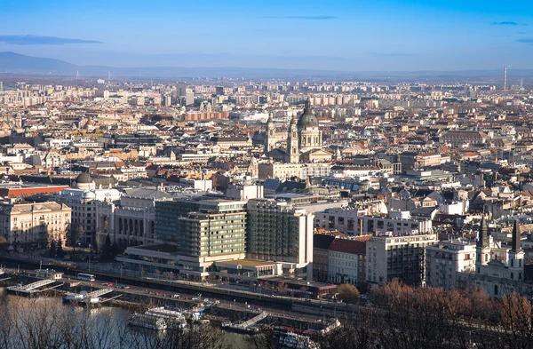 Gellert Hill, Macaristan Budapeşte görünüm. Evler, nehir Danub — Stok fotoğraf