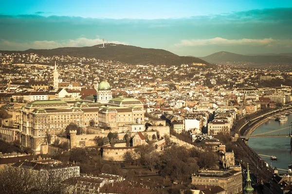 Vista sobre Budapeste a partir de Gellert Hill, Hungria. Casas, rio Danúbio — Fotografia de Stock