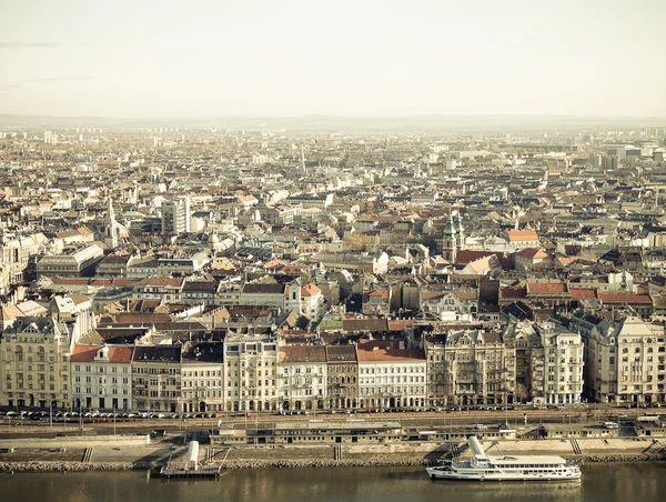 Vista su Budapest da Gellert Hill, Ungheria. Case, fiume Danubio — Foto Stock