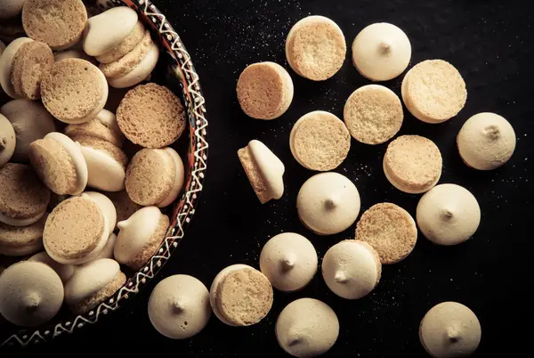 Muitos biscoitos no prato turco em uma mesa preta. Tonificado — Fotografia de Stock