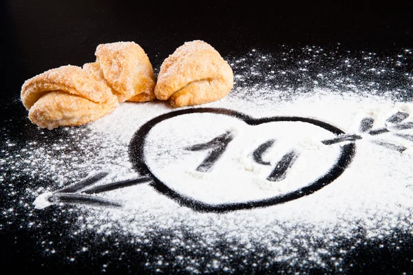 Drawing a heart with an arrow on the flour and cookies to happin — Stock Photo, Image