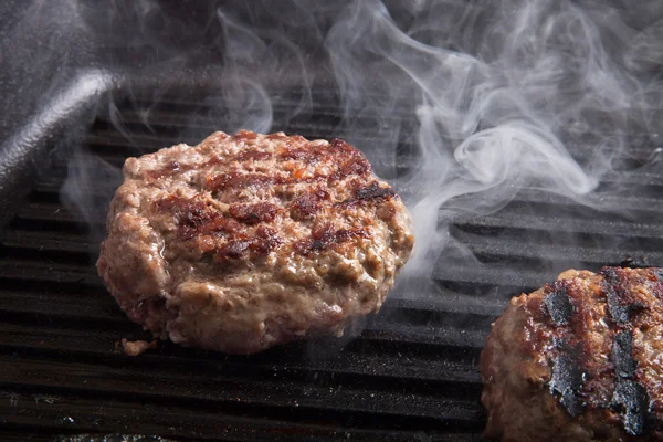 Chuletas de carne fresca en una parrilla de sartén —  Fotos de Stock