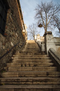 Eski bir bina taş merdiven. Aşağıdan yukarıya görüntülemek
