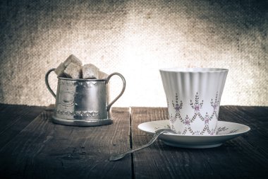 Fincan kahve ve kahverengi şeker bir vintage metal şeker-kase üzerinde bir