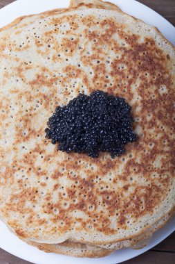 Siyah havyar Rus krep üzerinde-blini