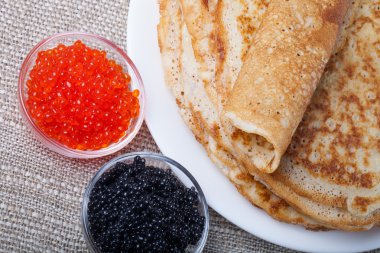 Rusça krep - blini kırmızı ve siyah havyar ile