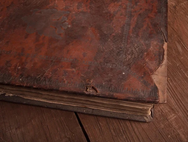 Livre ancien sur la vieille table en bois — Photo