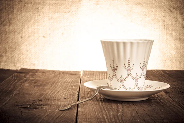 Xícara de café na velha mesa de madeira. Tonificado — Fotografia de Stock
