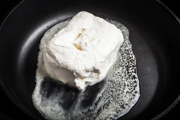 Масло в сковородке — стоковое фото