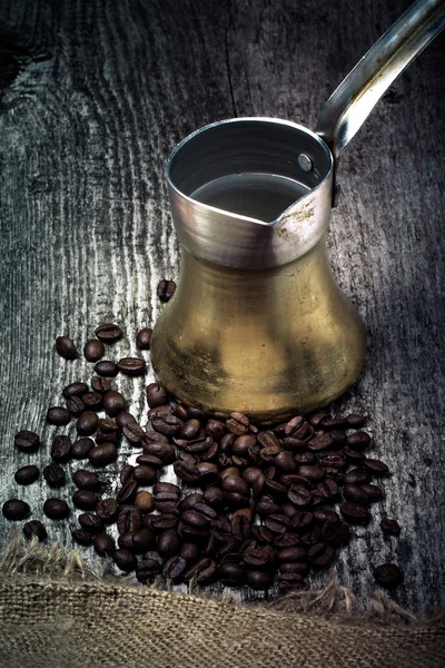 Café turco y granos de café en la vieja mesa de madera gris con burla —  Fotos de Stock