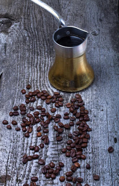 Caffè turco e chicchi di caffè su vecchio tavolo di legno grigio — Foto Stock