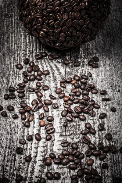 Esfera de grãos de café e café na velha mesa de madeira cinza. Tom. — Fotografia de Stock