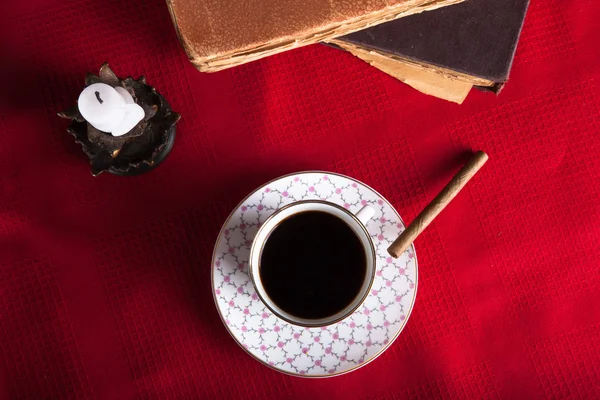 古い本、コーヒー、タバコなどの古代のキャンドルのカップ — ストック写真