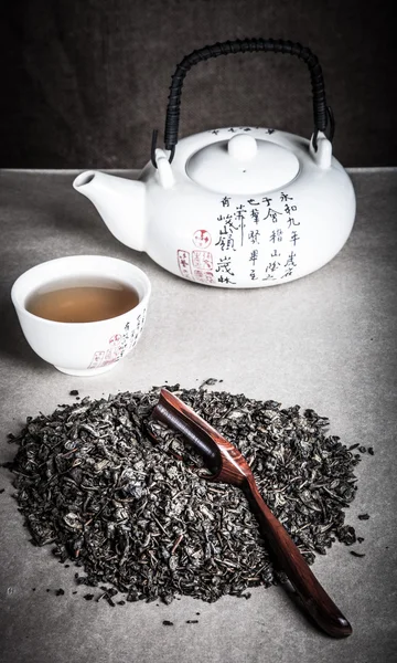 Πράσινο τσάι, Κύπελλο και βραστήρα για κινεζική τσάι τελετή. Τονισμένα — Φωτογραφία Αρχείου