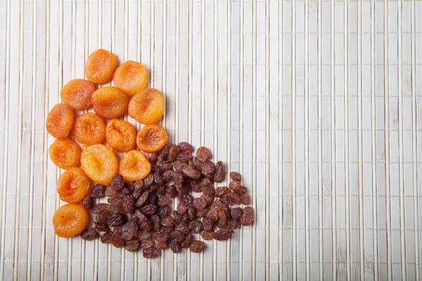 Sušené meruňky a rozinky jsou rozloženy v podobě srdce — Stock fotografie